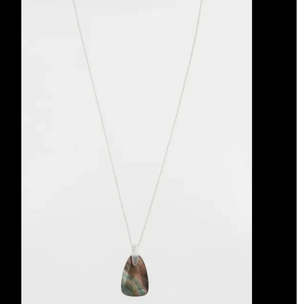 KENDRA SCOTT Maeve Long Stone Pendant Necklace